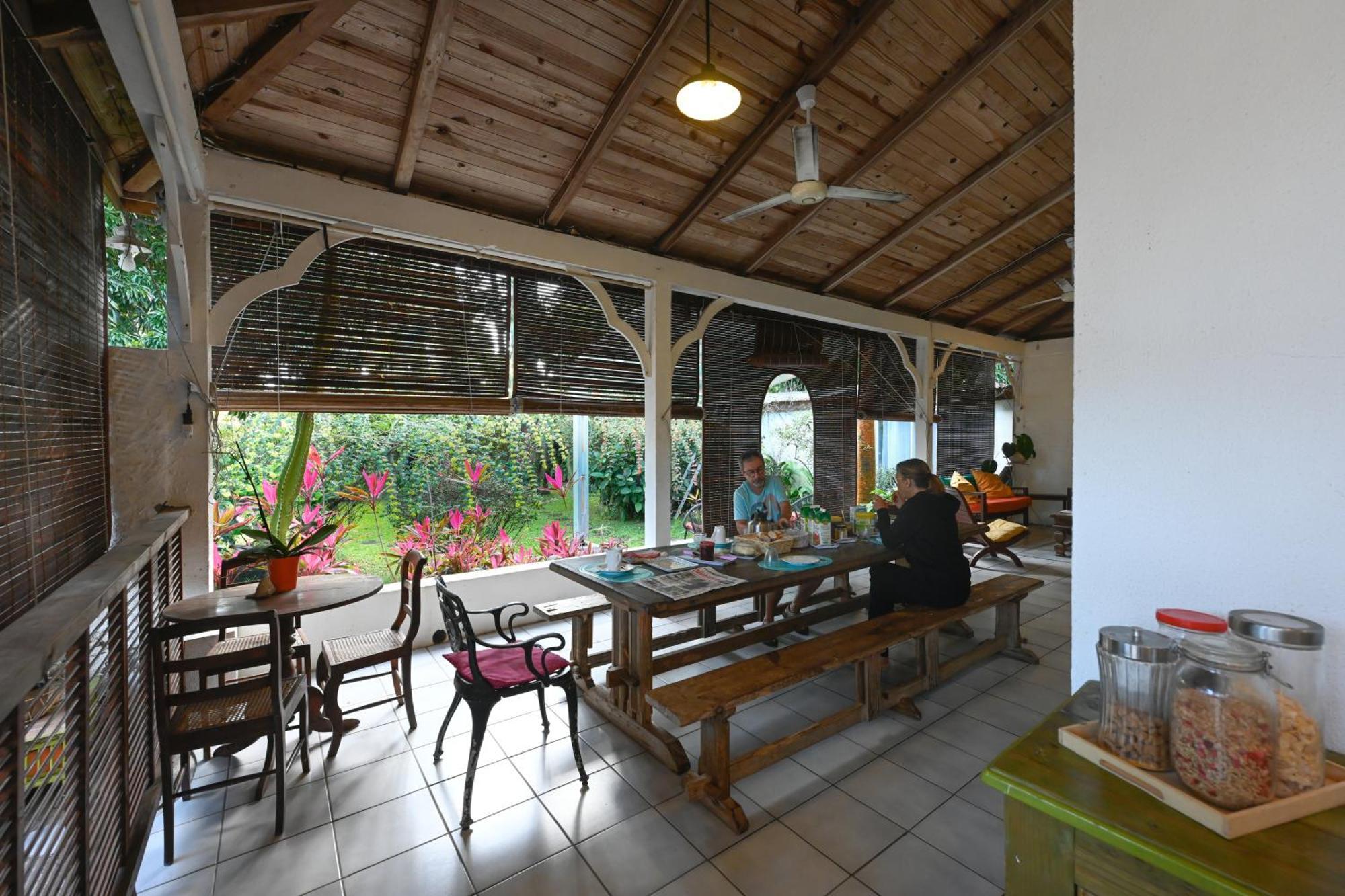 Le Medinilla Bed & Breakfast Bras-Panon Luaran gambar
